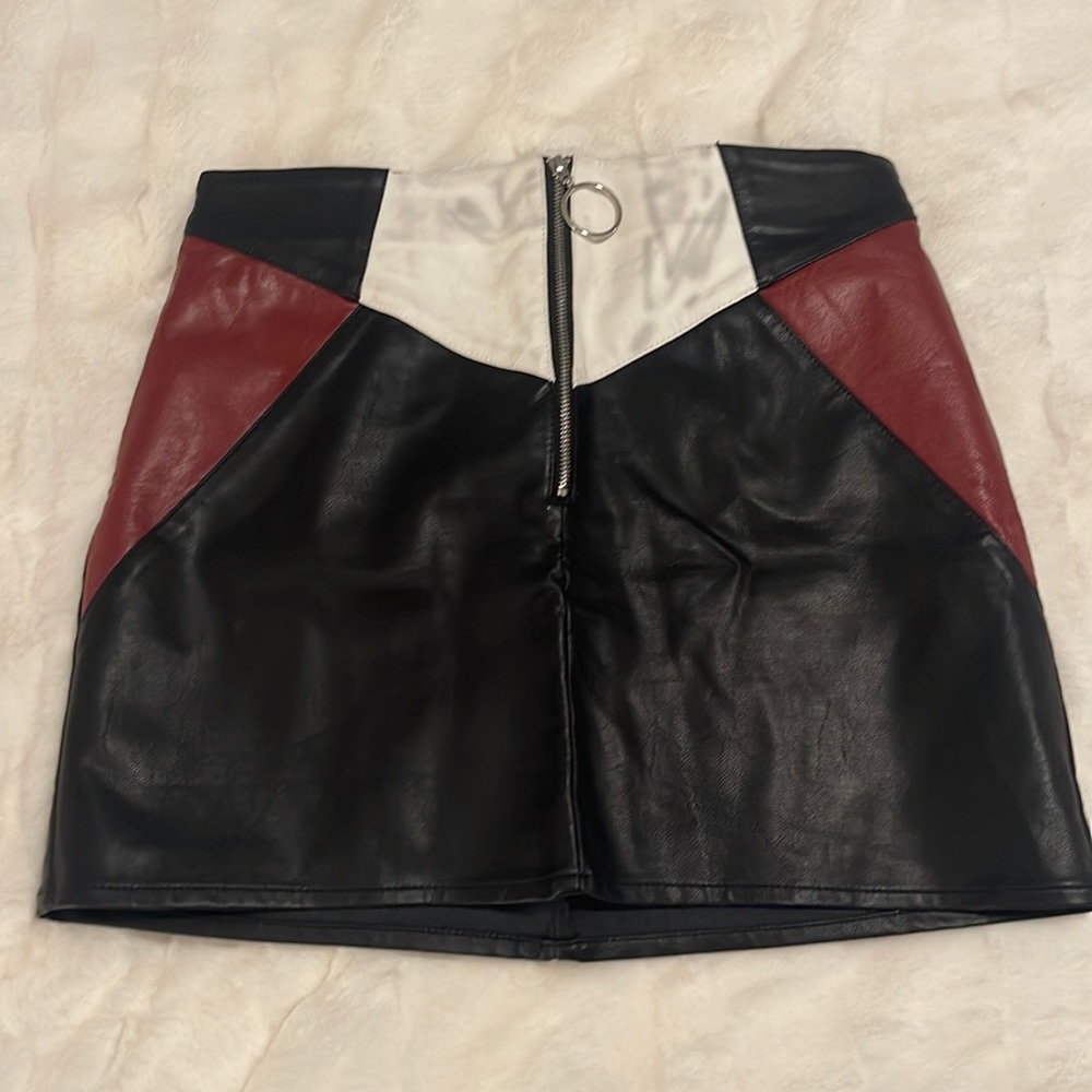 Faux leather skirt size small, silver zipper